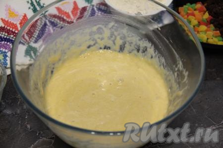 Перемешать яично-дрожжевую массу венчиком.