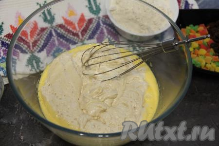 В получившуюся смесь желтков и сахара влить запенившуюся опару, всыпать соль.