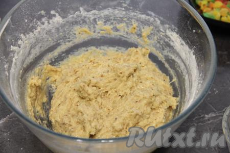 Перемешать тесто ложкой, оно получится вязким.