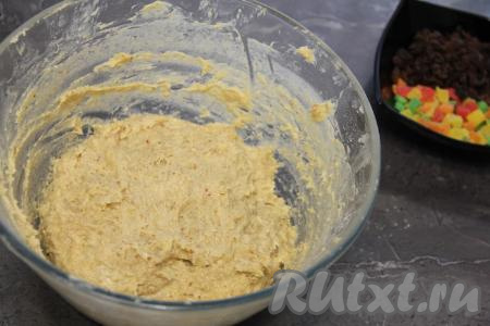 Перемешать тесто ложкой.