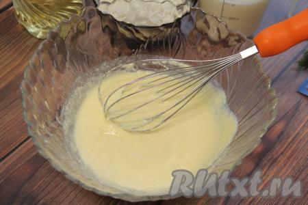 В глубокой миске пробить творог погружным блендером до однородности, добавить яйца и пробить ещё раз блендером до однородности.