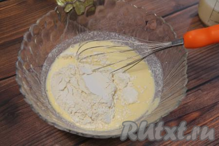 Затем всыпать муку и разрыхлитель, перемешать творожное тесто для блинов венчиком до однородного состояния.