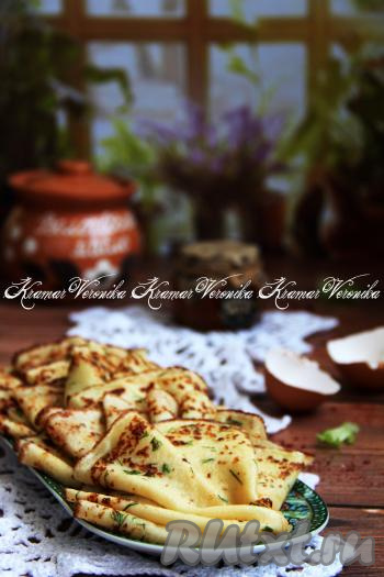 Тонкие, бархатистые блины, замешанные на твороге и молоке, подать к столу. Посмотрите, какими аппетитными получаются эти творожные блинчики.