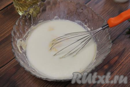 Влить частями оставшееся молоко, хорошо перемешивая. Добавляя постепенно молоко, регулируйте консистенцию блинного теста. Творожное тесто не должно быть густым, но и слишком жидким быть оно не должно. Возможно, в зависимости от влажности творога, величины яиц, качества муки, потребуется добавить немного меньше молока.