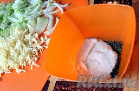 Сметану перемешать с зеленью.