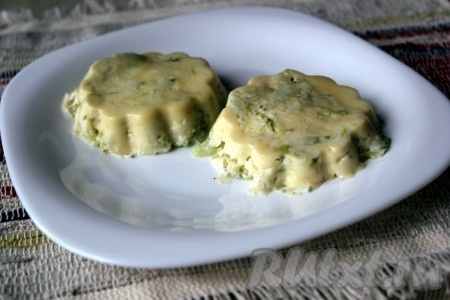 Запекать в духовке при температуре 200 градусов в течение 15 минут или в микроволновке на мощности 600 Вт около 3-х минут.