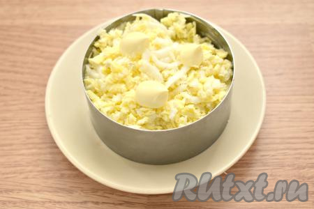 Затем выкладываем яйца, натёртые на крупной тёрке, этот слой солим и смазываем майонезом.