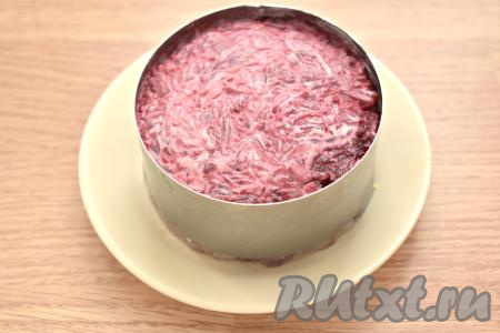 Завершающим слоем будет натёртая на крупной тёрке свекла, смазываем её майонезом.&nbsp;