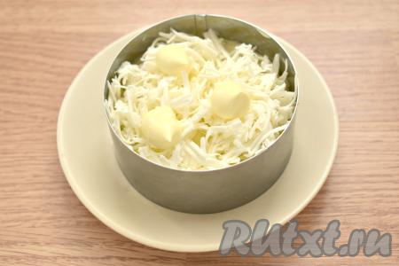 Плавленный сыр, натёртый на крупной тёрке, раскладываем следующим слоем, смазываем немного майонезом.