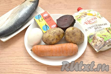 Отвариваем заранее картошку (в течение 20 минут с момента закипания воды) и морковку (варим 25-30 минут после начала кипения воды). Отдельно варим свеклу (в течение 45-60 минут после закипания воды). Отвариваем яйца в течение минут 10 с момента закипания воды. Даём картошке, свекле, моркови и яйцам остыть, а очищаем их уже непосредственно перед формированием салата. Плавленный сыр минут на 10 убираем в морозилку, чтобы его проще было натирать. Если используете целую селёдку, тогда разделываем её на филе, убирая голову, плавники и косточки. Для этого салата потребуется 1 филе сельди (то есть половина селёдки). Готовить "Селёдку под шубой" можно в общем салатнике или порционно. Я формировала салат на плоской тарелке с помощью сервировочного кольца. Ингредиентов хватит на 2-3 порции.