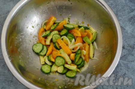 Салат посолить по вкусу, влить растительное масло и перемешать.