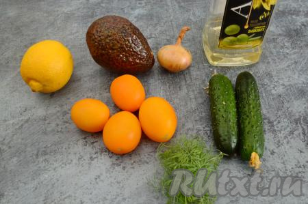 Подготовить продукты для приготовления салата с авокадо, помидорами и огурцами. Особое внимание обратите на авокадо, он должен быть мягким. Укроп промыть водой и немного обсушить. Помидоры в этот раз я взяла жёлтые.