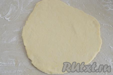 По прошествии получаса достать сметанное тесто из холодильника. На столе, достаточно обильно присыпанном мукой, раскатать тесто в пласт толщиной 5-7 миллиметров.