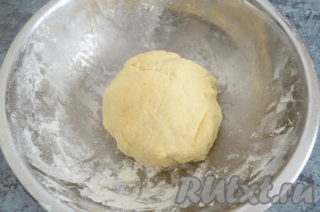 Перемешать содержимое миски ложкой, а затем, подсыпая понемногу муку, замесить руками очень мягкое, не липнущее к ладоням тесто, собрать его в ком. Мне в процессе замешивания теста пришлось добавить 40 грамм муки, но главное ориентироваться именно на консистенцию теста: как только оно перестанет прилипать к ладоням, значит больше муку не добавляйте. Миску с тестом накрыть и отправить на 30 минут в холодильник.