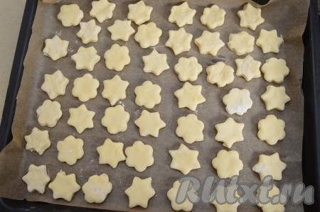 Вырезанные заготовки печенья сразу выкладывать на небольшом расстоянии друг от друга на противень, застеленный пергаментом.