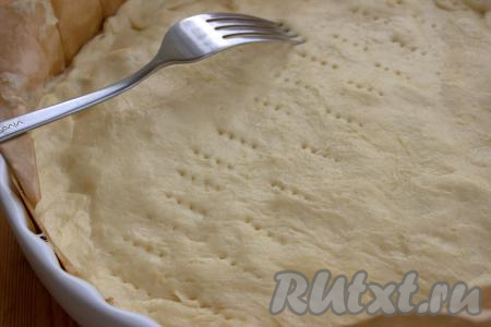 Защепить плотно края пирога и наколоть по всей поверхности вилкой. Отдельно взбить яйцо вилкой. Затем взбитым яйцом смазать верх пирога, по желанию, можно посыпать кунжутом.