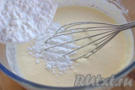 В получившуюся смесь добавить соль, всыпать разрыхлитель, небольшими частями начать добавлять муку, перемешивая тесто вначале венчиком. А затем продолжить замешивать его руками, всыпая муку по мере необходимости.
