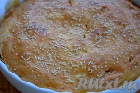 Форму поставить в разогретую духовку, выпекать пирог&nbsp;до золотистой корочки (минут 40) при температуре 180 градусов.