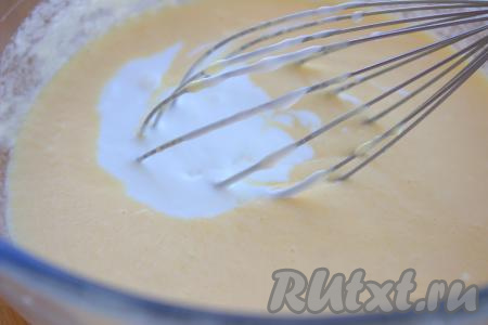 Прежде всего замесим песочное тесто для пирога, для этого нужно в достаточно объёмную миску разбить яйца и взбить их до лёгкой пены с помощью венчика. В получившуюся яичную смесь влить растопленное не горячее сливочное масло, перемешать, добавить сметану и снова перемешать венчиком до однородности.
