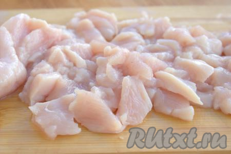 Тем временем куриное филе вымыть, нарезать на достаточно тонкие полоски.