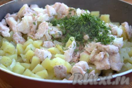 Затем в сковороду к слегка обжаренному картофелю выложить обжаренные кусочки куриного мяса с луком. Укроп промыть водой, мелко нарезать и выложить в сковороду.&nbsp;Перемешать содержимое сковороды, снять с огня и дать полностью остыть.