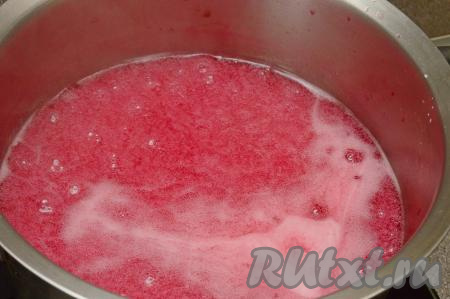 Кастрюлю с процеженным вишнёвым компотом поставить на сильный огонь, довести до кипения, затем сразу уменьшить огонь. Тонкой струйкой влить в компот крахмальный раствор, непрерывно перемешивая. Довести кисель до кипения и проварить, помешивая, 2 минуты на небольшом огне.