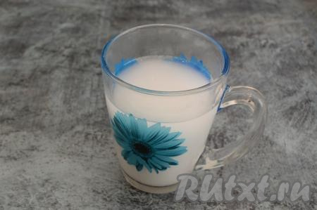 В 200 миллилитрах холодной воды развести крахмал, тщательно перемешать крахмальный раствор, чтобы не было комочков. Я добавляю обычно 2 столовых ложки крахмала и у меня получается кисель средней густоты, если добавить 2,5 столовых ложки крахмала, напиток получится достаточно густым.