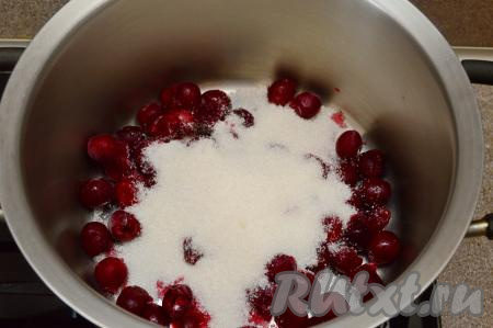 В кастрюлю выложить вишню и всыпать сахар.