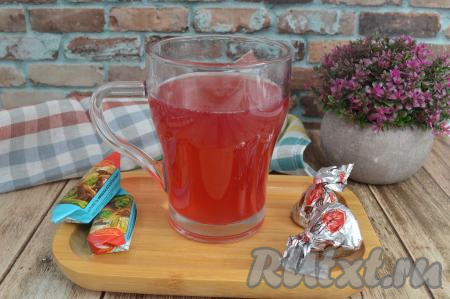 Вот так достаточно просто можно приготовить вкусный, ароматный, в меру сладкий кисель из вишни с добавлением крахмала. Дать яркому вишнёвому киселю остыть до комнатной температуры и можно разливать этот вкуснейший домашний напиток по чашкам и угощать своих родных.