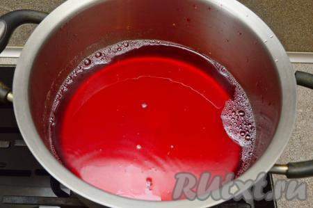 Затем процедить вишнёвый компот через сито, ягоды, оставшиеся в сите, можно съесть, они нам в дальнейшем для варки киселя не понадобятся. Процеженный компот перелить обратно в кастрюлю. У нас получится красивый напиток, как на фото. 