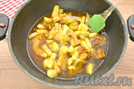 Заливаем ингредиенты кипячёной водой так, чтобы она покрыла ломтики картофеля не полностью, как на фото. Если вы любите побольше бульона в блюде, тогда количество воды можно увеличить.