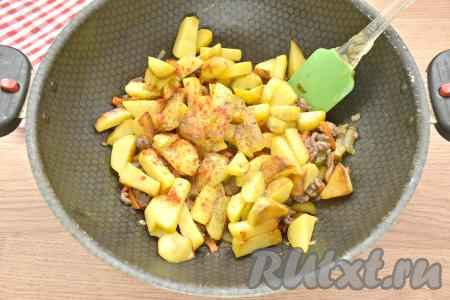 А теперь выкладываем в сковороду обжаренную ранее картошку, по вкусу солим и перчим содержимое сковороды. Я ещё добавила молотую паприку.