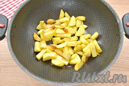 Картошку очищаем, нарезаем на средние ломтики. Разогреваем в глубокой сковороде растительное масло. Выкладываем нарезанную картошку и на достаточно сильном огне обжариваем до появления на кусочках золотистой корочки со всех сторон, затем перекладываем в миску. Внутри картофель на этом этапе останется сырым. Благодаря такой обжарке, картошка не развалится во время тушения азу с остальными ингредиентами.