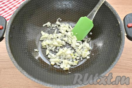 В&nbsp;сковороду, где жарилась картошка, выкладываем очищенный и нарезанный достаточно мелко лук. Убавляем огонь и обжариваем лук 2-3 минуты (до прозрачности), иногда помешивая, на среднем огне.