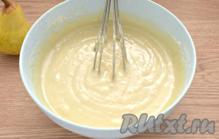 Постепенно добавляем оставшуюся муку, замешивая в меру густое тесто, которое по консистенции будет похоже на достаточно густую сметану. Муки, в зависимости от жирности кефира и размера яиц, может потребоваться чуть больше или немного меньше, главное - ориентируйтесь на густоту замешиваемого теста.