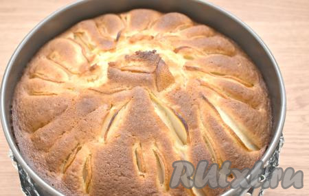 Ставим форму в разогретую до 180 градусов духовку и выпекаем заливной пирог с грушами 50-55 минут. Продолжительность выпечки будет определяться свойствами вашей духовки. Проверить готовность пирога с грушами можно деревянной палочкой (если после прокалывания теста палочка останется чистой, на ней не будет следов теста, значит заливной пирог готов). Если верх начнёт пригорать, но при этом пирог не будет ещё готов, значит накройте выпечку пергаментом и продолжайте печь до готовности.