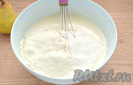 В образовавшуюся смесь просеиваем часть пшеничной муки вместе с разрыхлителем, всыпаем соль, перемешиваем венчиком (или ложкой).