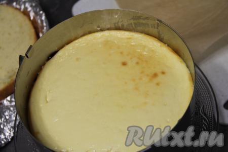 Затем выставить кулинарное кольцо (или бортики формы) и поверх ягодной начинки выложить чизкейк.