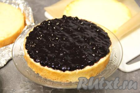 Выложить 150 грамм ягодной начинки.&nbsp;