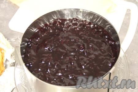 ​​​​​​​Выложить поверх чизкейка ягодную начинку.&nbsp;