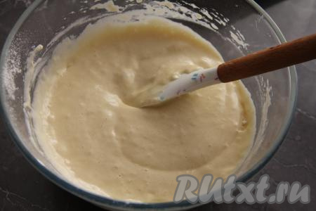 Добавляя частями оставшуюся просеянную муку, замесить воздушное, однородное, в меру густое (напоминающее сметану средней густоты) тесто. Добавляя муку, не забывайте учитывать консистенцию замешиваемого теста для бисквита.