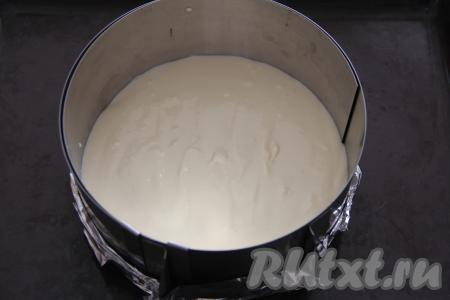 В форму диаметром 18 сантиметров вылить творожную массу и выпекать чизкейк в разогретой духовке минут 35-40 при температуре 180 градусов.