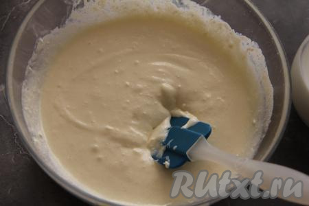 Пробить творожную массу погружным блендером, она должна получиться не густой и однородной.