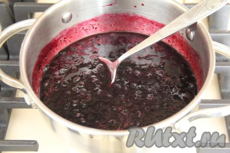 Ягодную начинку приготовить заранее, для этого в кастрюле нужно соединить варенье с крахмалом, перемешать, поставить на огонь. Помешивая, довести варенье с крахмалом до кипения, убрать с огня. Варенье станет гуще, как конфи. Остудить полностью варенье и наша ягодная начинка для торта готова.