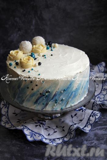 Покрыть верх и бока торта кремом. Я сделала обычные волны с помощью лопатки. Несколько капель красителя нанесла на крем и распределила. Получилось просто и красиво.