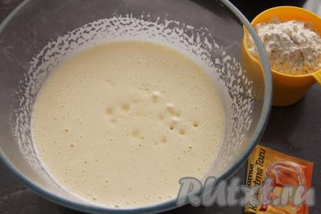 Влить в эту массу кефир и масло, перемешать лопаткой.