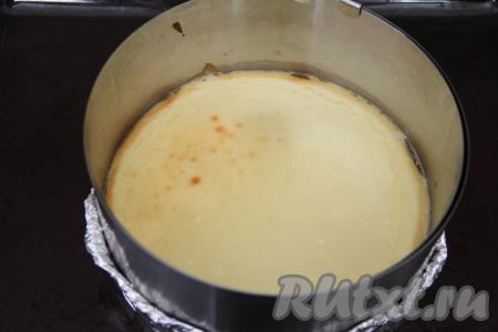 Достать готовый чизкейк из духовки, остудить его в форме, а затем дать ему полностью стабилизироваться в течение нескольких часов в холодильнике (я чизкейк испекла за день до приготовления торта).&nbsp;