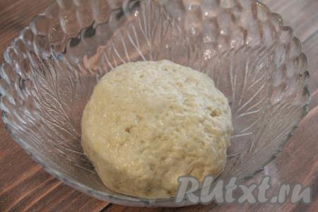 Перемешать тесто сначала ложкой, а затем добавить 50 миллилитров растительного масла и вымесить тесто руками. Частями добавляя оставшуюся просеянную муку и каждый раз хорошо вмешивая её, замесить мягкое, приятное в работе, не липнущее к рукам тесто. В общей сложности вымешивать дрожжевое тесто для кулебяки руками нужно не менее 7 минут. Выложить тесто в миску, смазанную растительным маслом, накрыть полотенцем и оставить в тёплом месте для подъёма на 1 час.