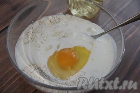 Кефир подогреть примерно до 40 градусов. Очень удобно подогревать кефир в микроволновке, вначале его нужно прогреть на максимальной мощности микроволновки в течение 20 секунд, затем перемешать и снова поставить на 20 секунд в микроволновку, перемешать, главное - не перегреть, чтобы кефир не свернулся, но и холодным он быть не должен. В миску с сухими ингредиентами влить кефир, подогретый до 40 градусов, и сырое яйцо.