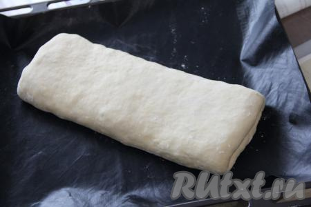 Сформированную кулебяку с капустой переложить швом вниз на противень, застеленный ковриком для выпечки (или пергаментом).